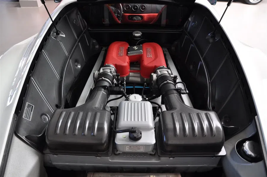 Deze maagdelijk witte 360 CS staat te koop in Nederland