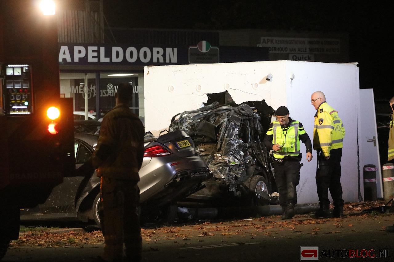 Brabus 700 (E63 S) klapt op geparkeerde auto in Apeldoorn