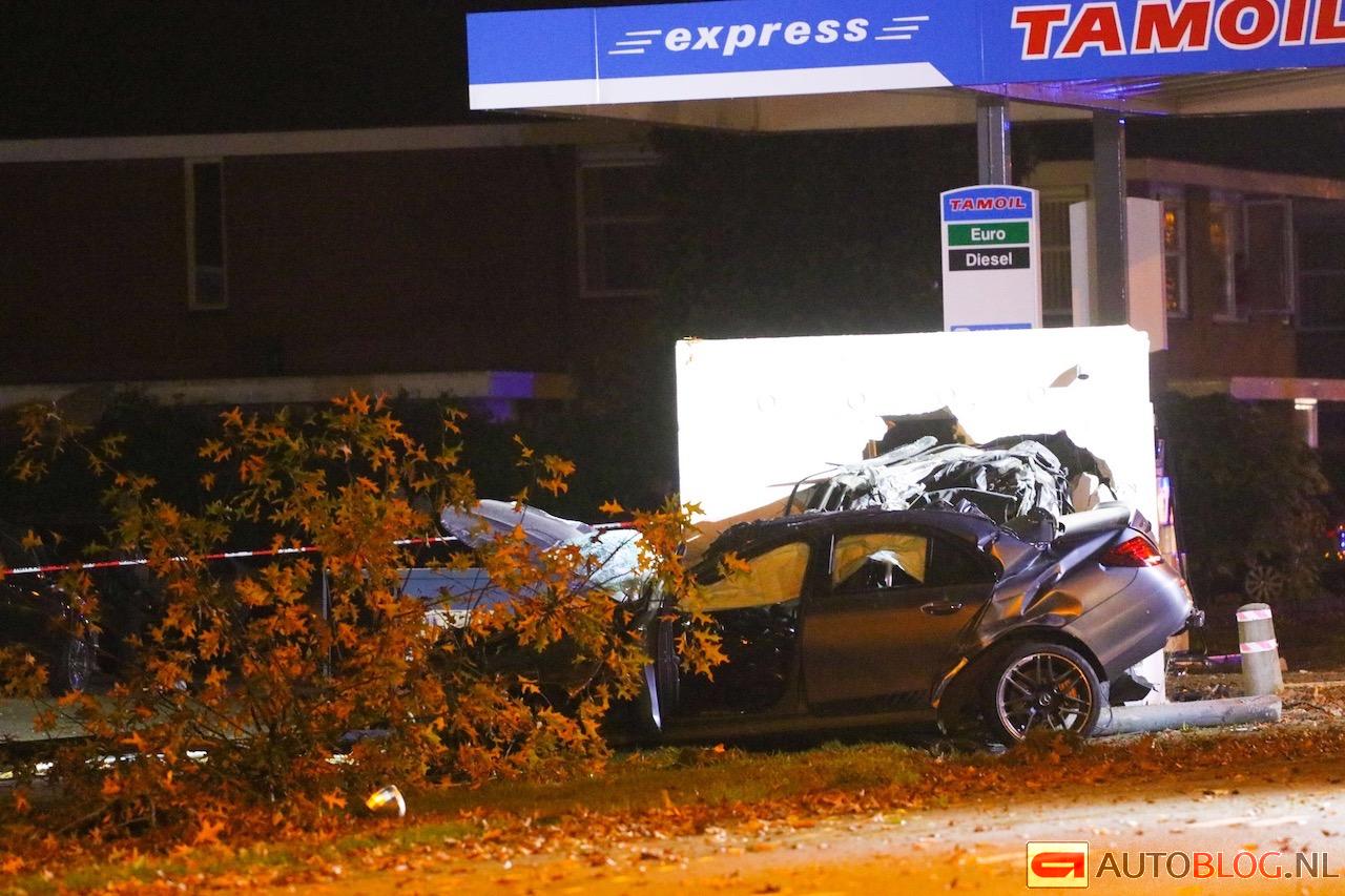 Brabus 700 (E63 S) klapt op geparkeerde auto in Apeldoorn