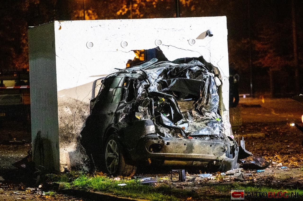 Brabus 700 (E63 S) klapt op geparkeerde auto in Apeldoorn