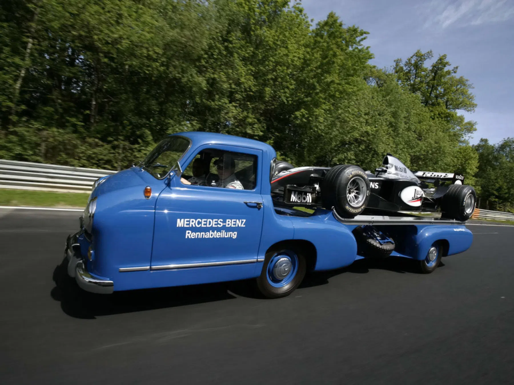 Het verhaal achter 's werelds snelste raceauto-transporter