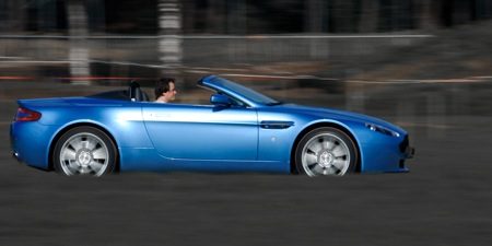 Ook Ruben is cool in een Aston Martin V8 Vantage Roadster