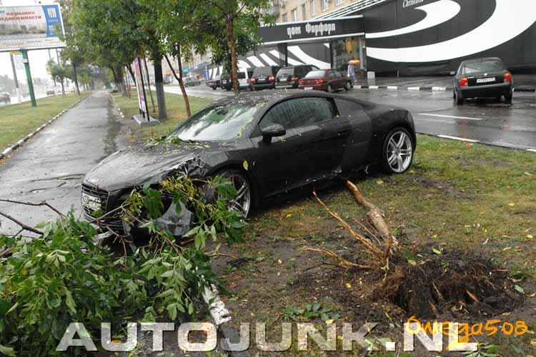 Audi R8 crash
