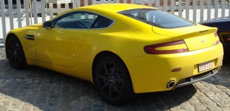 Aston Martin V8 Vantage Geel