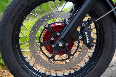 Morgan 3 Wheeler versus Moto Guzzi V7 Racer