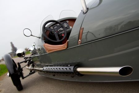 Morgan 3 Wheeler versus Moto Guzzi V7 Racer