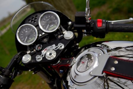 Morgan 3 Wheeler versus Moto Guzzi V7 Racer