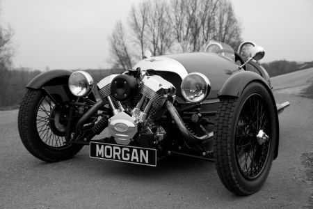 Morgan 3 Wheeler versus Moto Guzzi V7 Racer