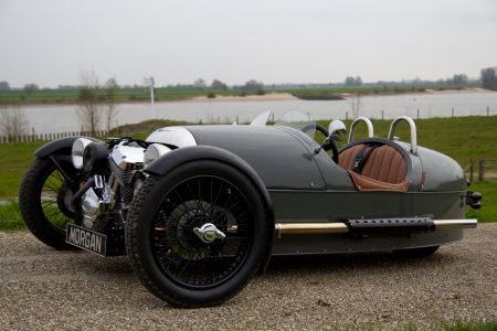 Morgan 3 Wheeler versus Moto Guzzi V7 Racer