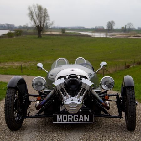 Morgan 3 Wheeler versus Moto Guzzi V7 Racer
