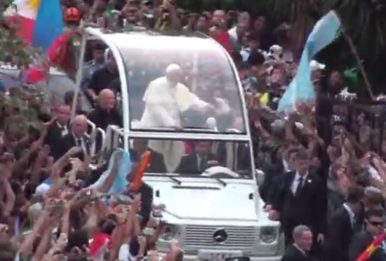 Paus Franciscus in Rio de Janeiro met een Mercedes G500