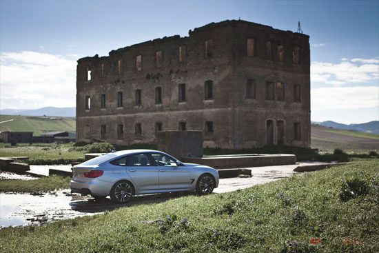 Wat is mooier? BMW 3 GT of gebouw op de achtergrond?
