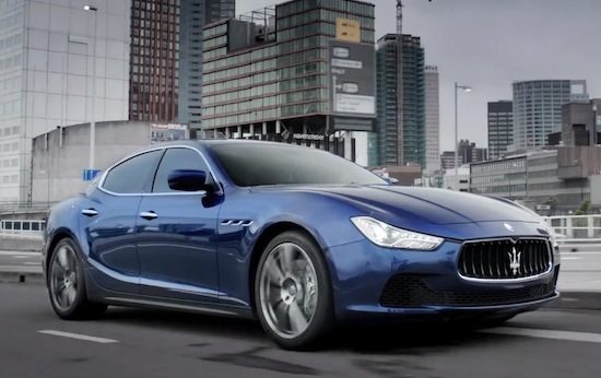 Kijk hoe een Maserati Ghibli door Rotterdam glijdt [video]