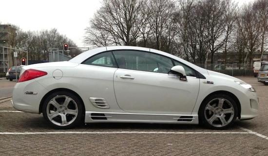  Een Peugeot 308CC met Cooper S-logo's