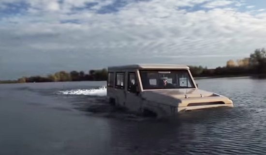 DAT Amphicruiser bedwingt het water