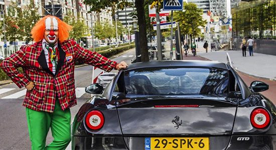Bassie en een Ferrari 599 GTO