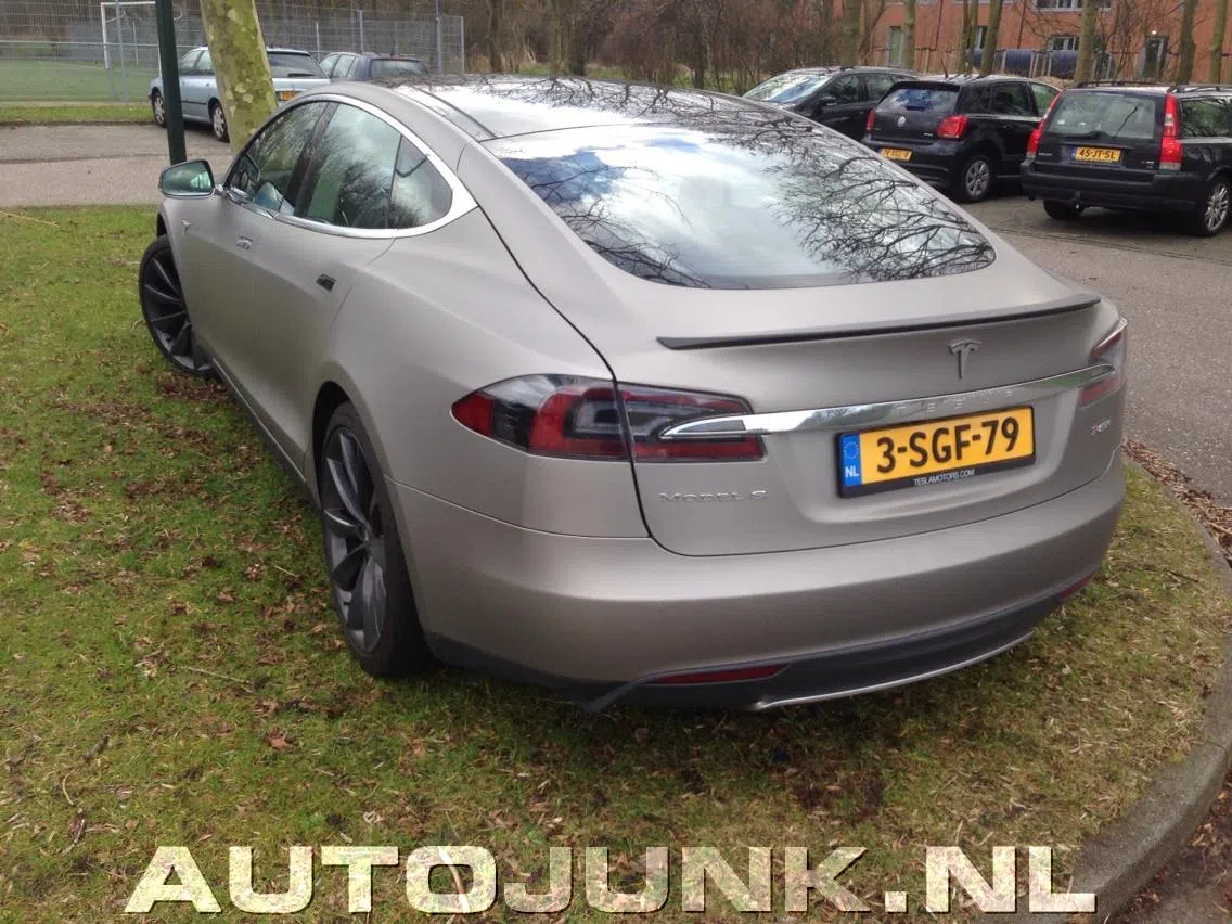 Mat groene tesla model 2