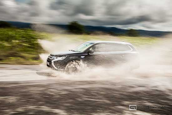 Mitsubishi Outlander PHEV 2016 review