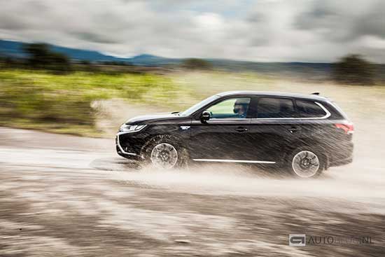 Mitsubishi Outlander PHEV 2016 review