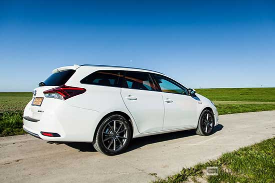 Toyota Auris Touring Sports Hybrid rijtest en video