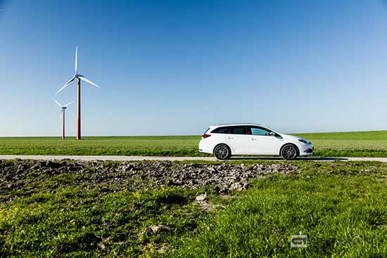 Toyota Auris Touring Sports Hybrid rijtest en video