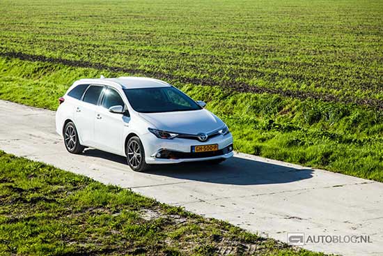 Toyota Auris Touring Sports Hybrid rijtest en video