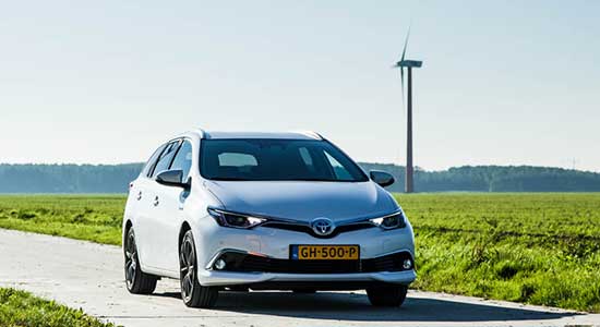 Toyota Auris Hybrid rijtest en video