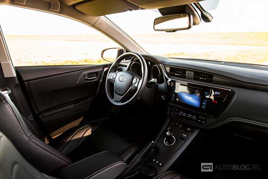 Toyota Auris Touring Sports Hybrid rijtest en video