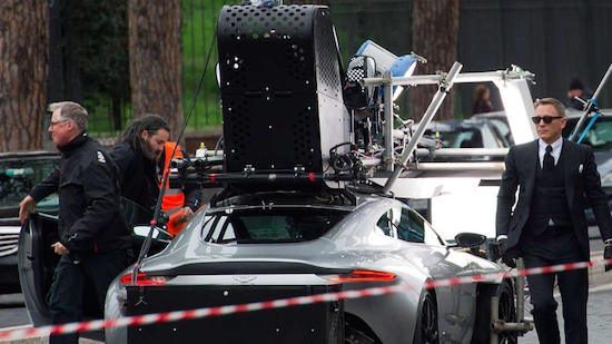 Schokkend: James Bond rijdt niet zelf in Aston Martin DB10