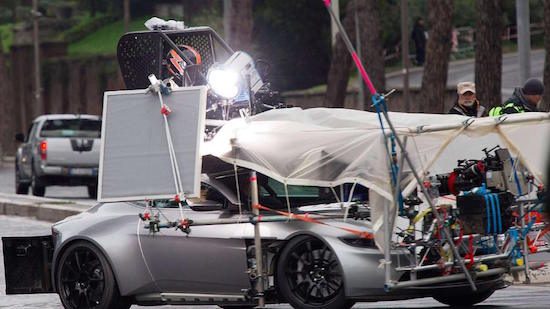Schokkend: James Bond rijdt niet zelf in Aston Martin DB10