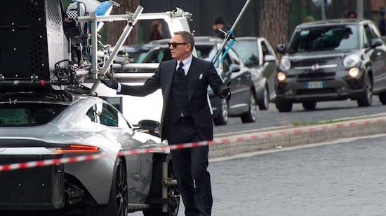 Schokkend: James Bond rijdt niet zelf in Aston Martin DB10