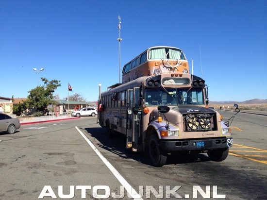 Volkswagen T2 op een schoolbus