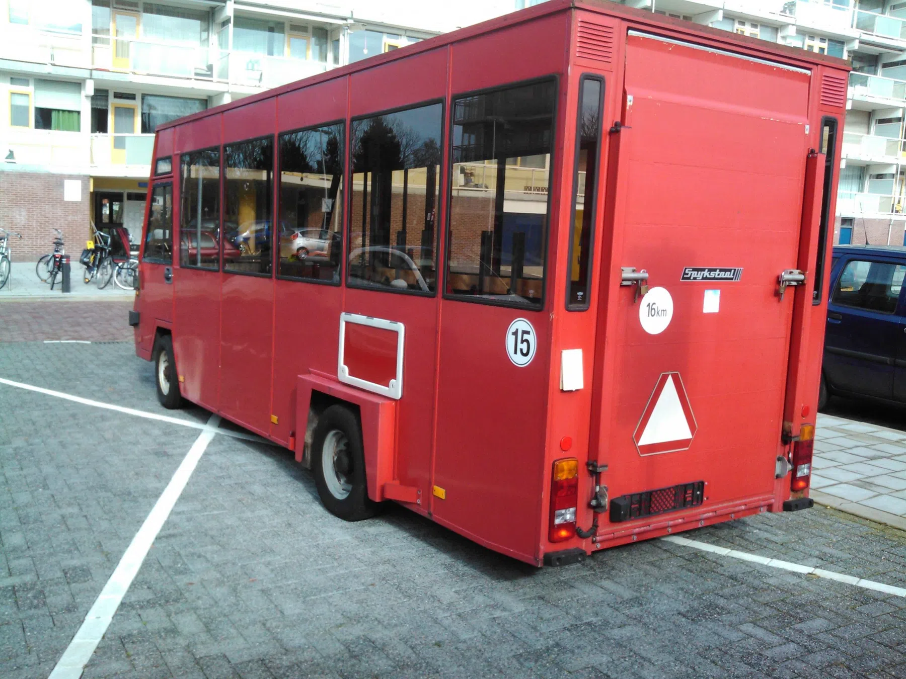Spijkstaal invalidebus