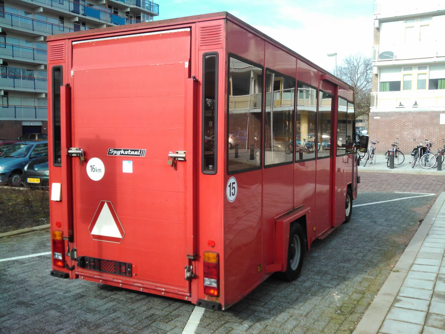 Spijkstaal invalidebus