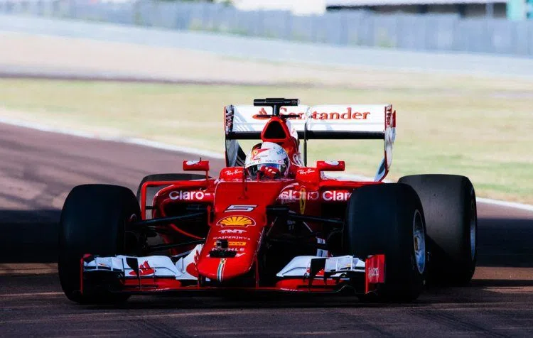 Ferrari met brede banden
