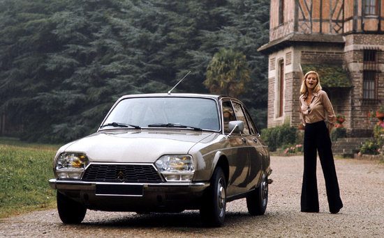 Naast deze Citroën GS staat een 'vrouw'