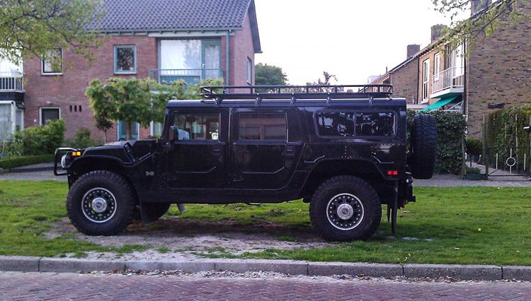 Hummer H1 in een woonwijk