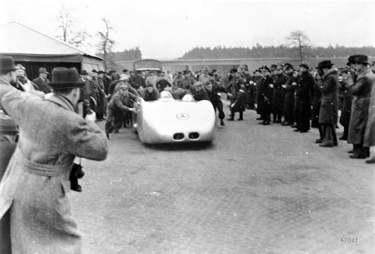 Het verhaal van de auto die bijna 80 jaar de snelste was