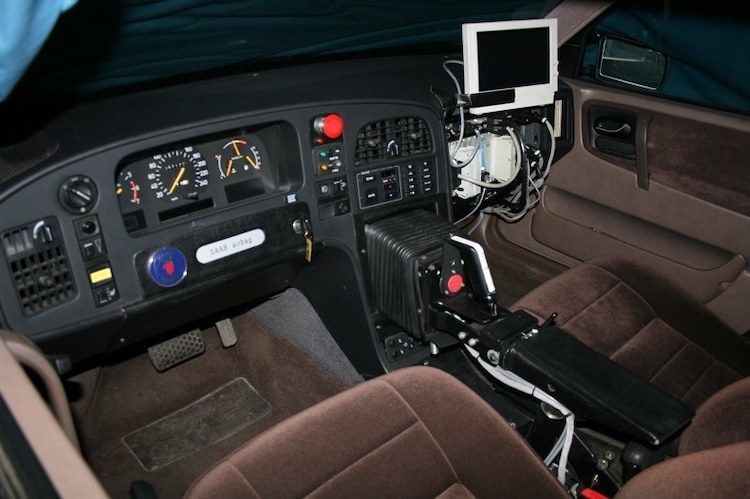 Deze Saab 9000 had geen normaal stuur, maar een joystick