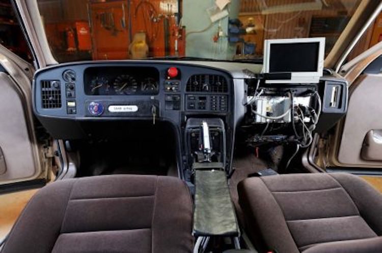 Deze Saab 9000 had geen normaal stuur, maar een joystick