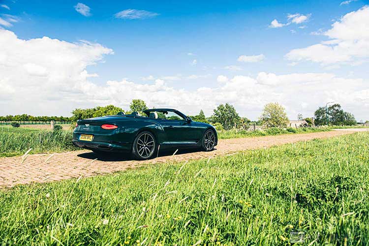 Bentley Continental GTC W12 rijtest en video