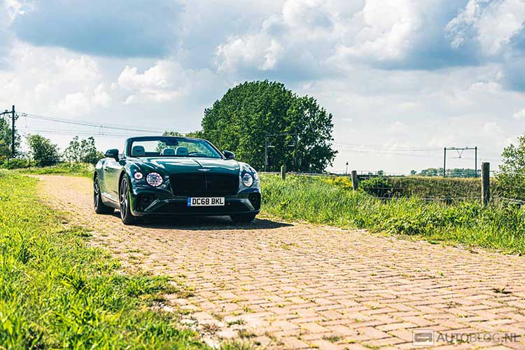 Bentley Continental GTC W12 rijtest en video