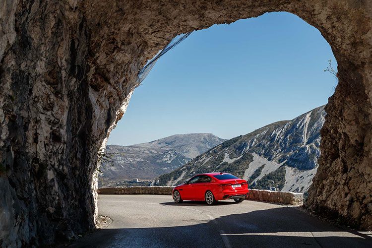 Jaguar XE 2019 rijtest en video