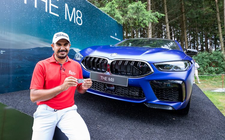 BMW M8 Competition Coupé voor golfer na hole-in-one