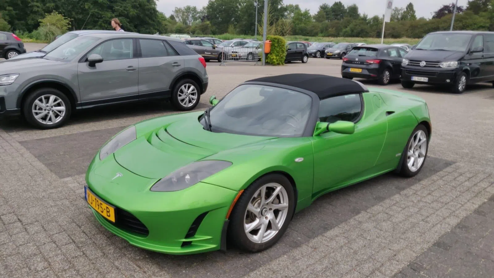 tesla roadster in opvallend groen