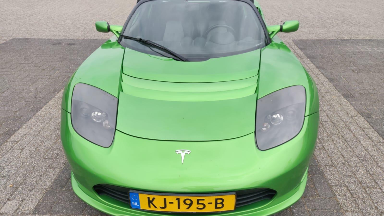 tesla roadster in opvallend groen