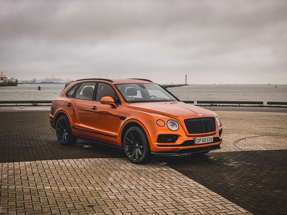 Bentley Bentayga Speed flame orange voorkant landtong Rozenburg