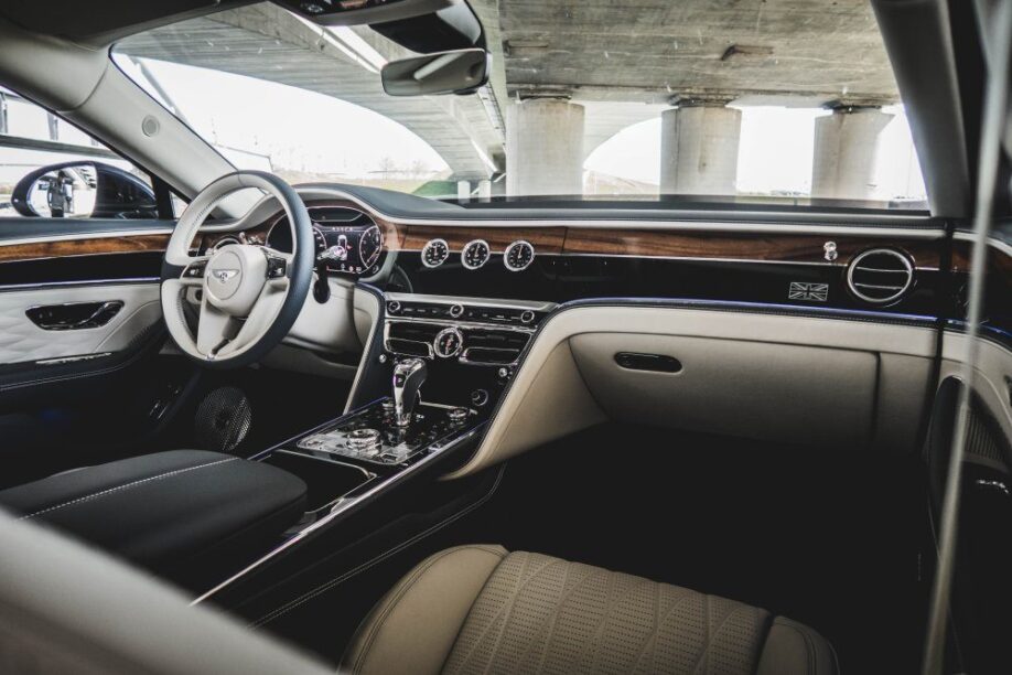 Dashboard met rotating display Flying Spur