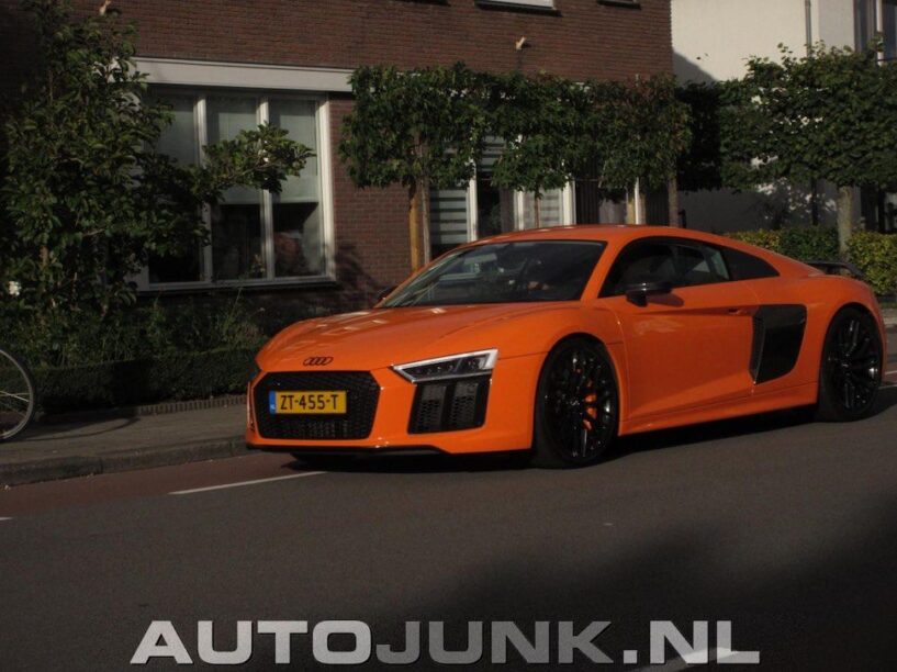 Oranje supercar r8