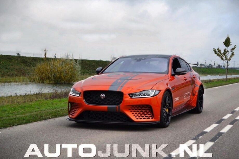 Oranje supercar jaguar